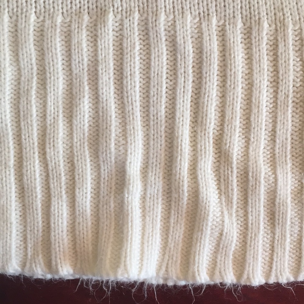 ⭐️ Firm Price ⭐️ Large White Turtleneck (Juniors) - Picture 2 of 4